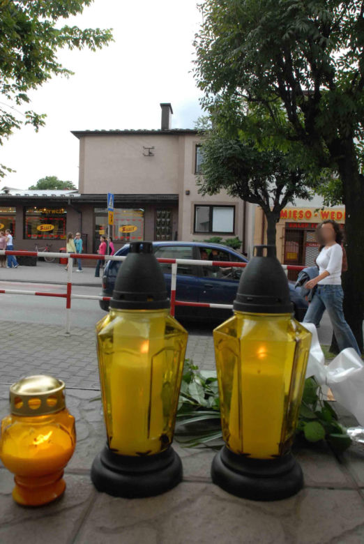 Jedną ręką podawał kwiaty, drugą zadźgał ukochaną. Daria zginęła na schodach szkoły