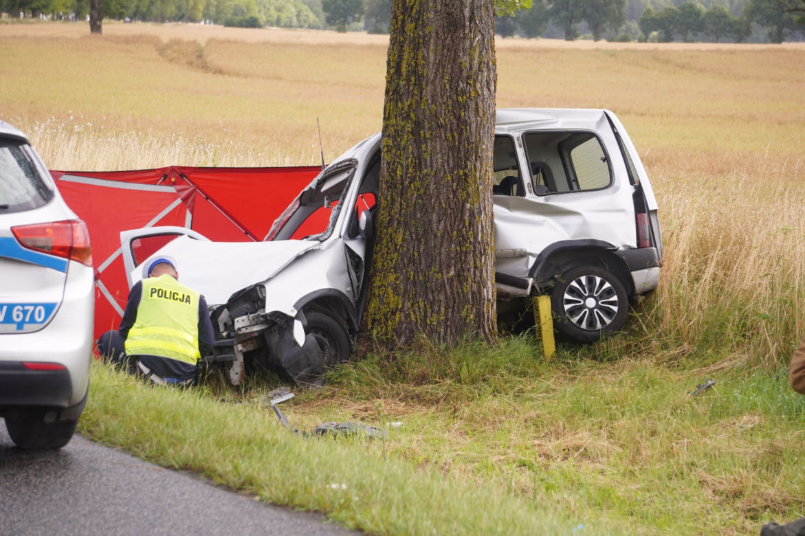 Tragiczny wypadek pod Sławnem. Citroen roztrzaskał się na drzewie
