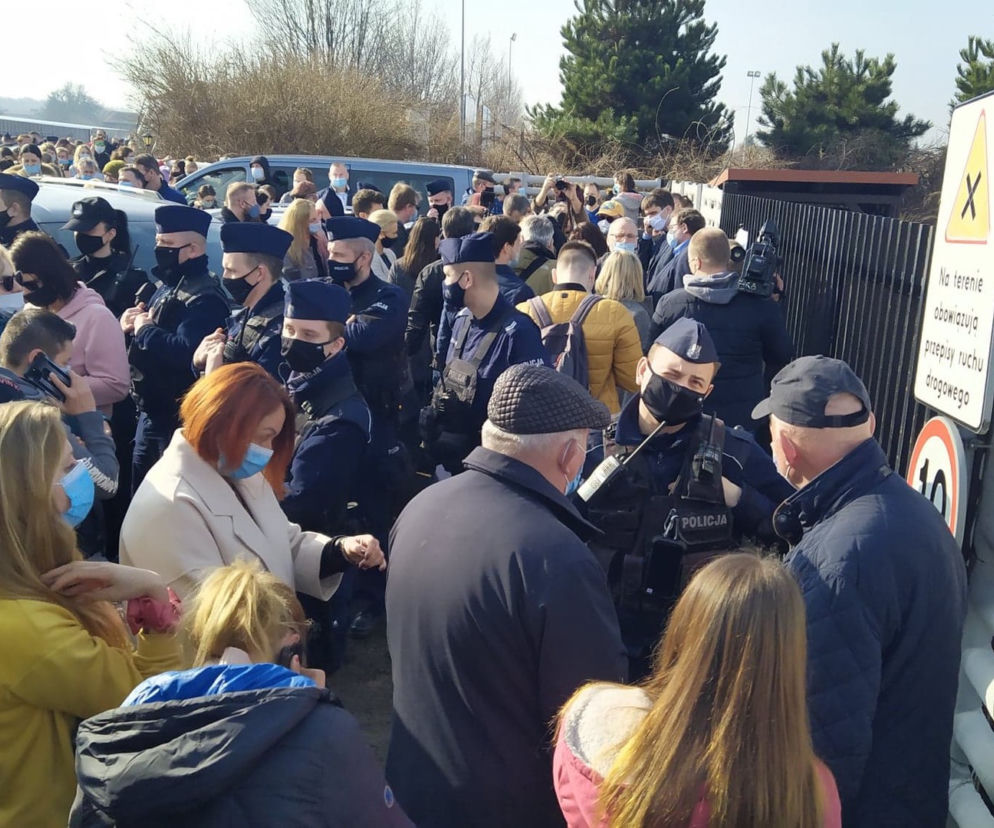 Ogromna licytacja komornicza koni w Wiączyniu. Tłumy ludzi pod bramą. Policja nikogo nie wpuszcza [ZDJĘCIA]