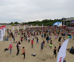 Niedzielny maraton zumby na plaży w Brzeźnie