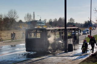 Łódź. Ogromny pożar autobusu miejskiego! Przerażeni ludzie uciekali w popłochu [ZDJĘCIA]