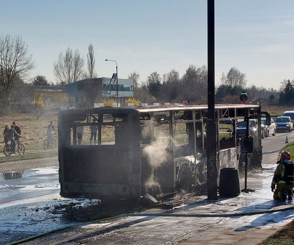 Łódź. Ogromny pożar autobusu miejskiego! Ludzie uciekali na środku ulicy [ZDJĘCIA]