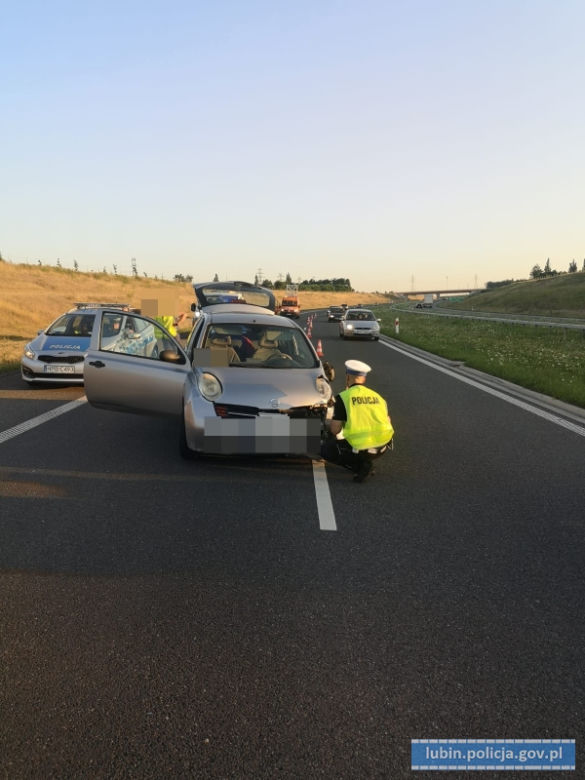 Łapała za klamki pędzące samochody. Mówiła, że w bagażniku przewozi dziecko