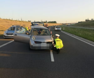 Łapała za klamki pędzące samochody. Mówiła, że w bagażniku przewozi dziecko
