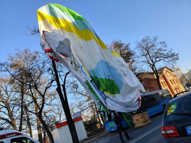 Szokujący wypadek! Balon uderzył w blok, jedna osoba nie żyje