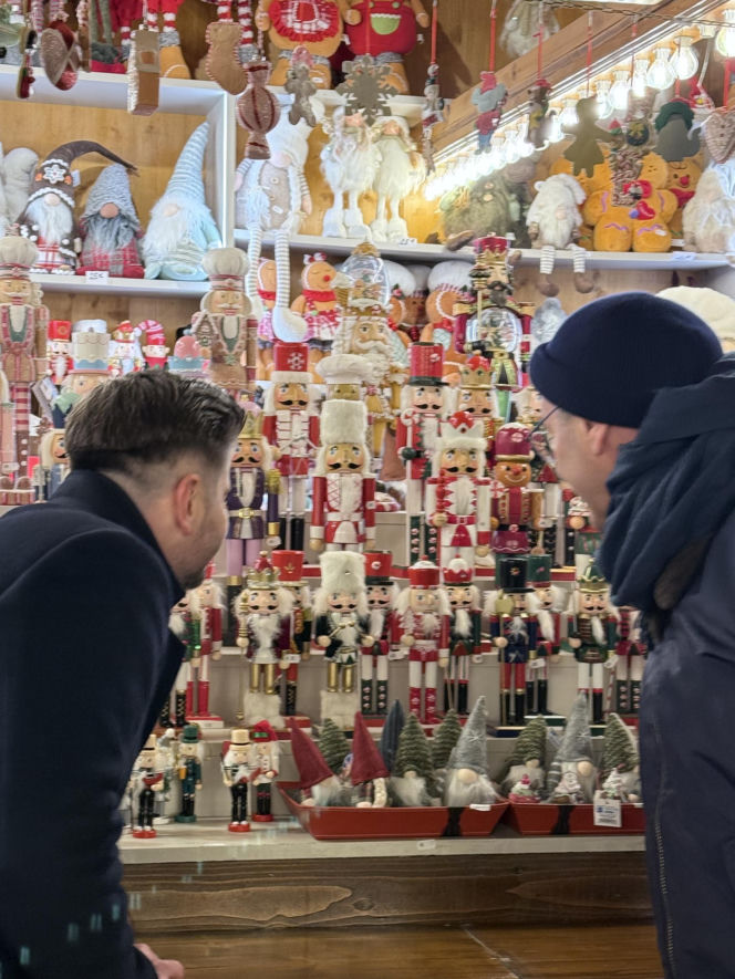 Biedroń i Śmiszek szukają prezentów pod choinkę,