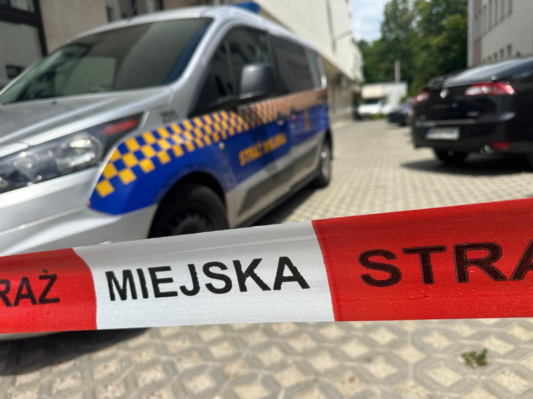 Auto wjechało w budynek sądu w Warszawie. Kierowca z impetem wyłamał szlaban i wjechał na zamknięty teren
