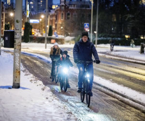 Holandia/ Setki odwołanych lotów, chaos na kolei i rekordowe korki z powodu ataku zimy