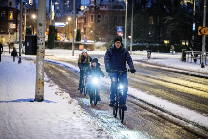 Holandia/ Setki odwołanych lotów, chaos na kolei i rekordowe korki z powodu ataku zimy