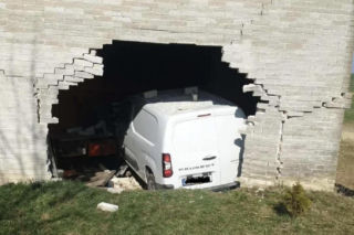 W gminie Waśniów samochód wbił się w budynek gospodarczy