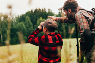 O krok od tragedii! W powiecie tureckim ojciec postrzelił syna na polowaniu!