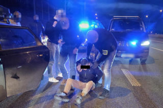 Konrad Paweł P. wjechał w motocyklistę i uciekł z miejsca zdarzenia. Mężczyzna usłyszał zarzuty