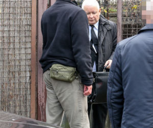Kaczyński chodzi bez maseczki