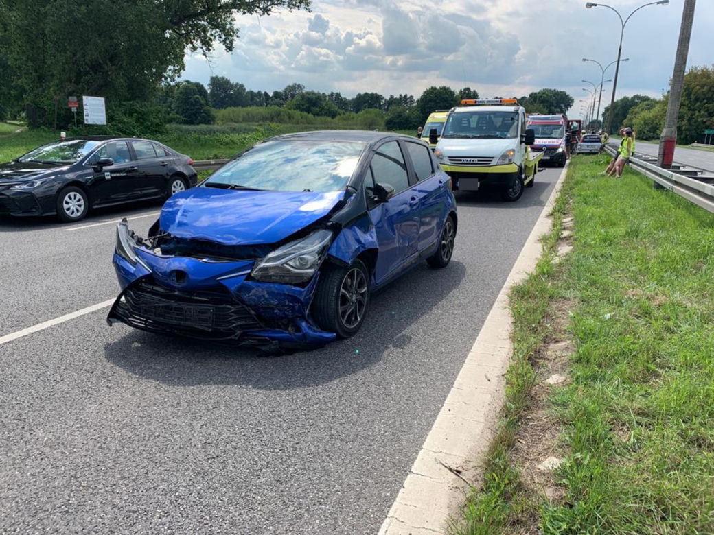 Wypadek na alei Krakowskiej w Raszynie. Dwa auta rozbite, trzy osoby ranne