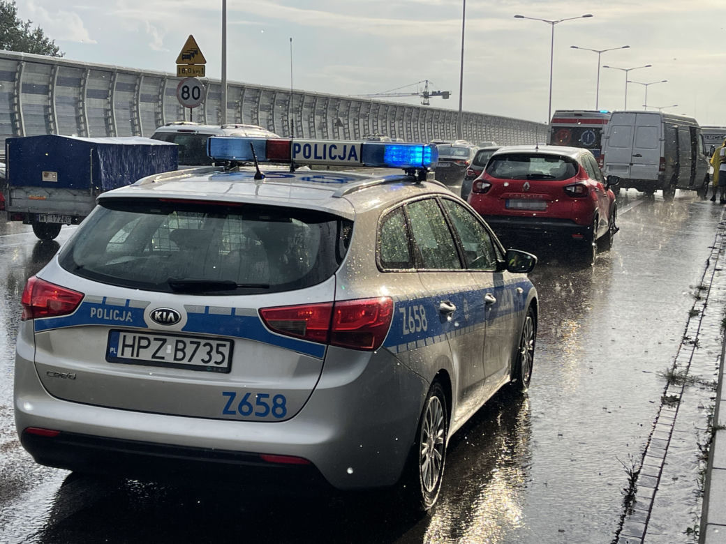 Horror na S8. Zderzyły się dwa samochody osobowe i bus. Jedna osoba została ranna