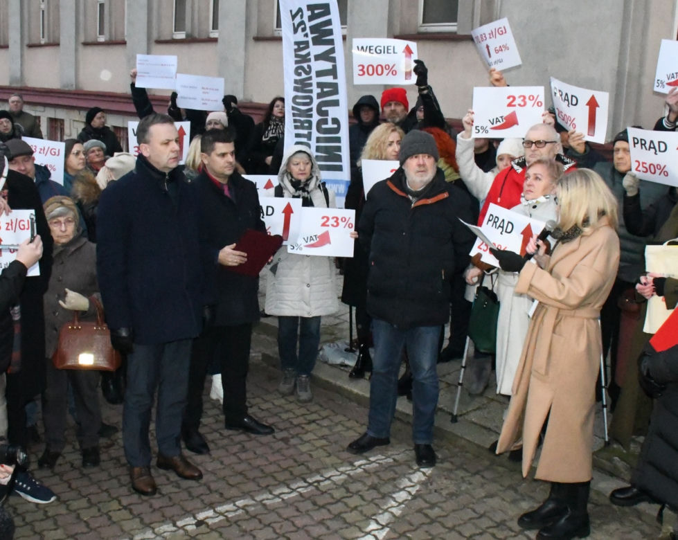 Ogromny protest pod urzędem miasta w Piotrkowie! Ludzie nie wytrzymali podwyżek [ZDJĘCIA]