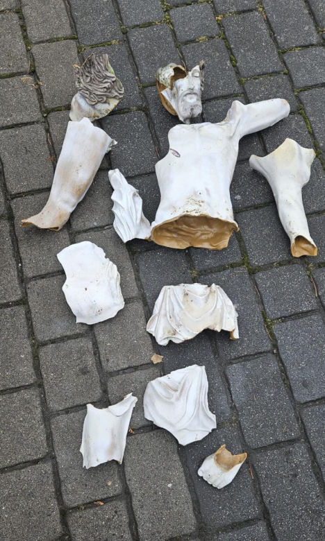 Profanacja krzyża w Tychach. Poszukiwani sprawcy