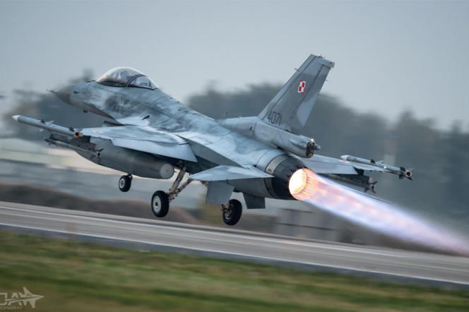 Polski myśliwiec F-16 startuje z pasa lotniska z włączonym dopalaczem. O działaniach wojska czytaj na SE Portal Obronny.