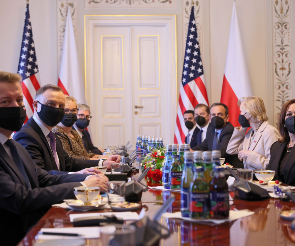 Prezydent RP Andrzej Duda, minister obrony narodowej Mariusz Błaszczak i wiceprezydent USA Kamala Harris podczas spotkania w Belwederze w Warszawie