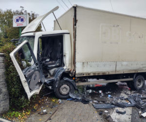 Wypadek w Stróżach. Dostawczak staranowany przez ciężarówkę