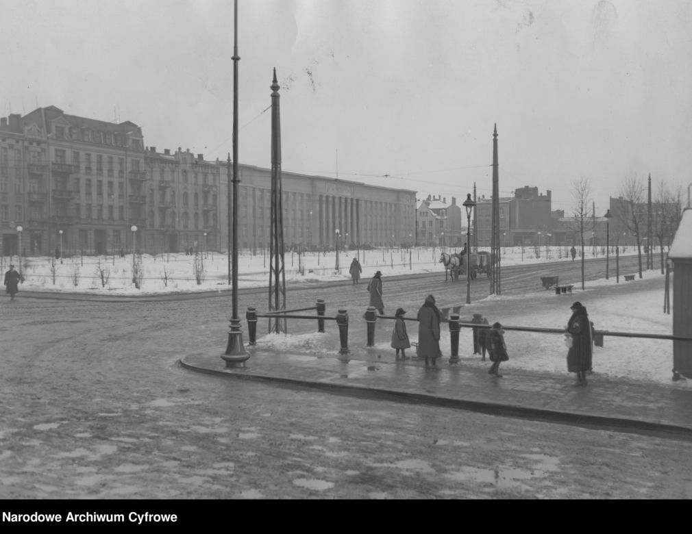 Widok ogólny. W tle gmach Sądu Okręgowego w części wschodniej pierzei placu /1933