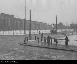 Widok ogólny. W tle gmach Sądu Okręgowego w części wschodniej pierzei placu /1933