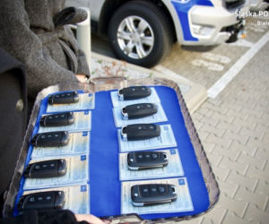 7 nieoznakowanych aut i 3 oznakowane pick-upy. Bielska policja ma 10 nowych radiowozów