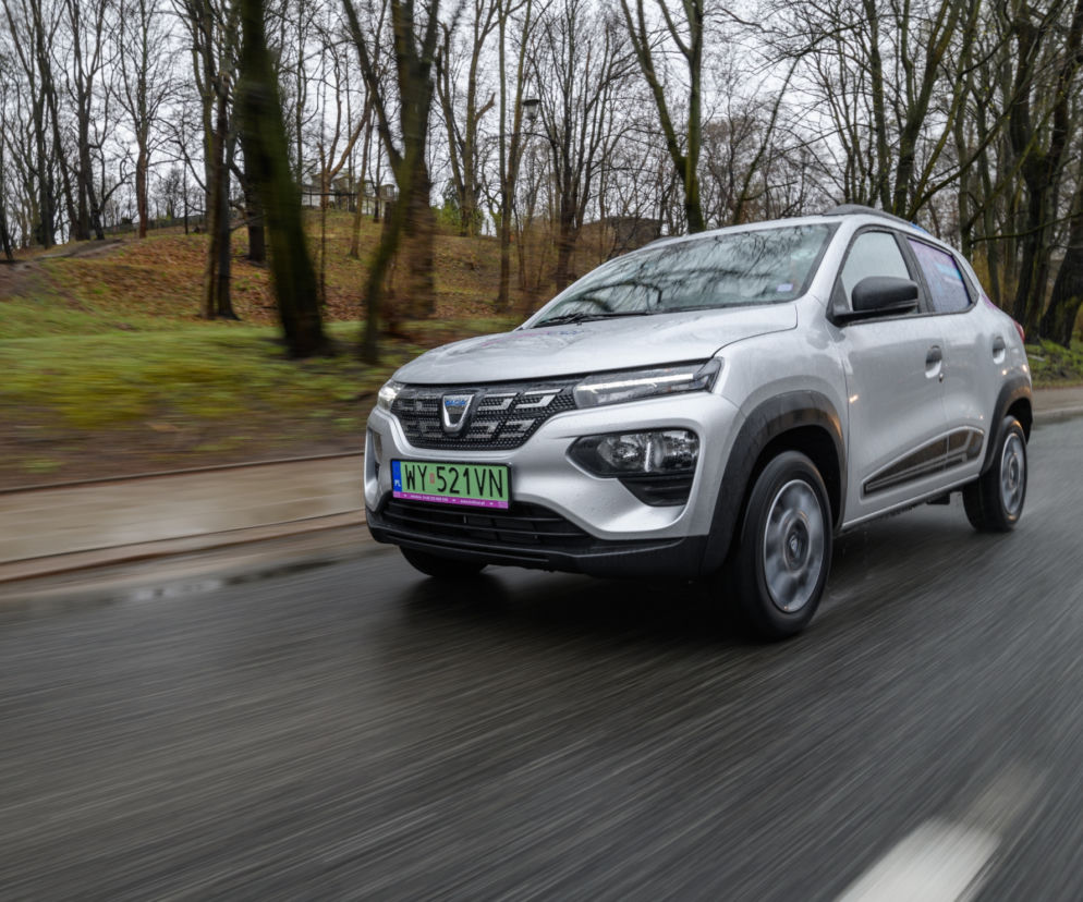 Elektryczna Dacia Spring na ulicach Warszawy