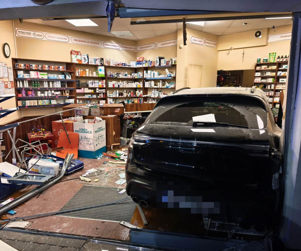 Wjechała porsche do apteki w Bolszewie. Pijana kierująca wciąż nie usłyszała zarzutów