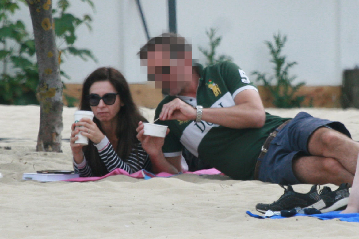 Marta Kaczyńska z mężem, synkiem Stasiem i dziećmi jej męża na plaży w Sopocie