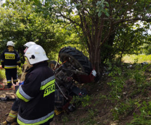 Rolnik przygnieciony przez ciągnik. Śmigłowiec ratowniczy zabrał go do szpitala