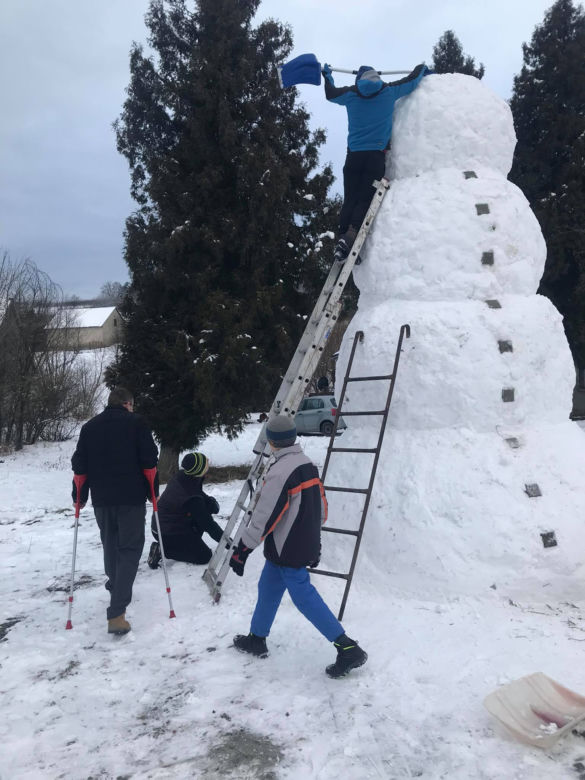 Gigantyczny bałwan stoi w Olszanie koło Nowego Sącza