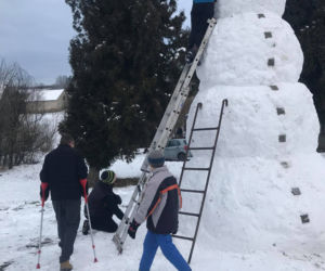 Gigantyczny bałwan stoi w Olszanie koło Nowego Sącza
