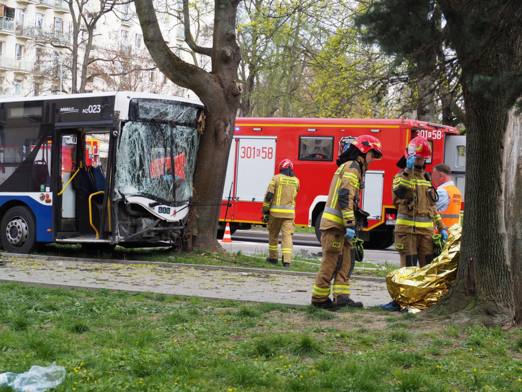 Autobus miejski wbił się w drzewo! Kilkanaście osób rannych