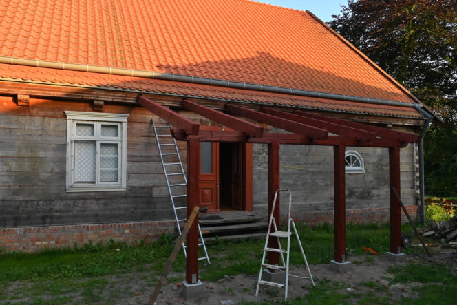 Drewniany dom w Jazowej na Żuławach - zabytek z 1887 r. odzyskał blask po pożarze