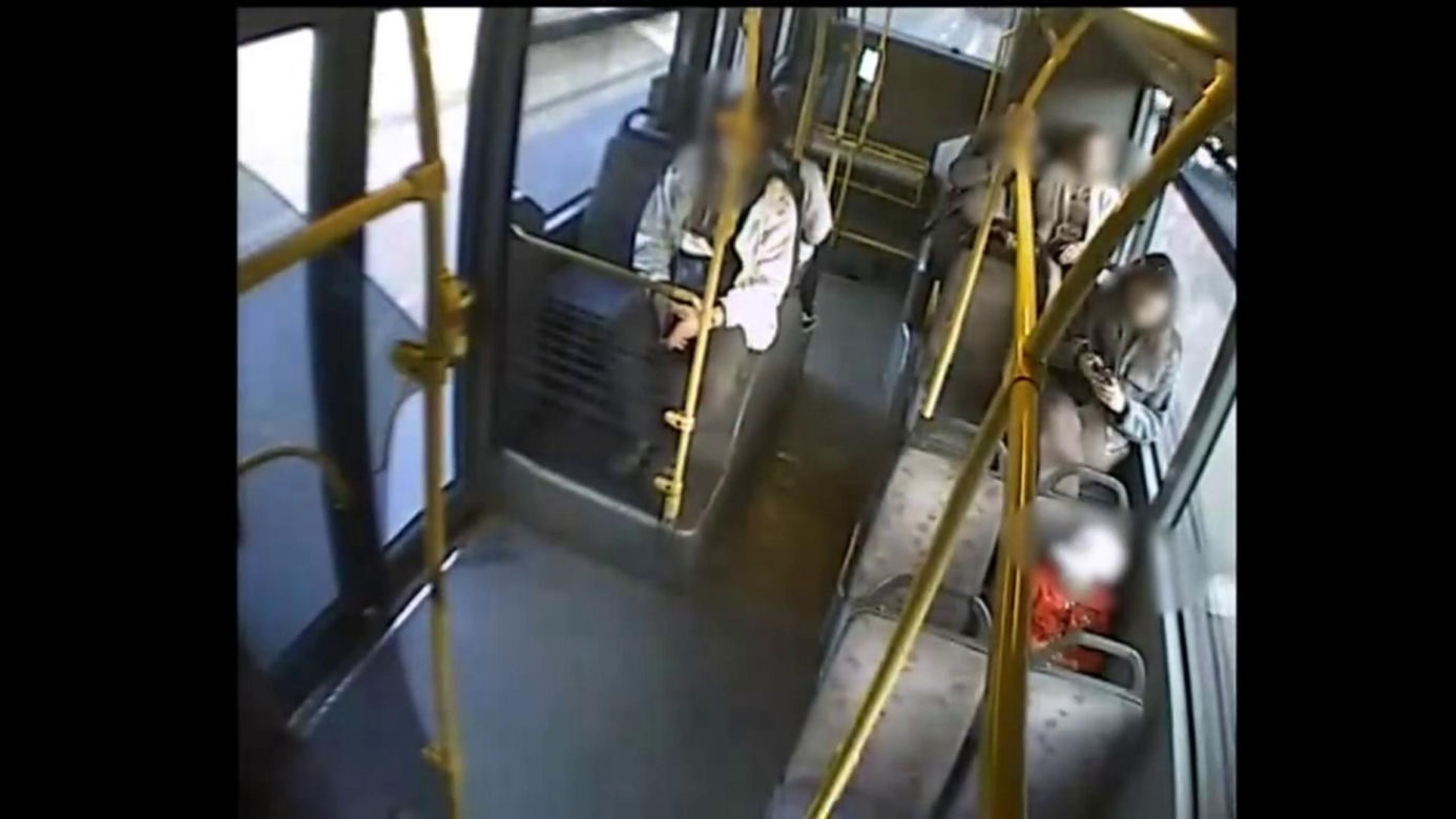 Wrocław. 3-latek sam podróżował komunikacją miejską. Pomógł mu kierowca autobusu [ZDJĘCIA].