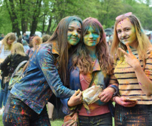 Lublin „wybuchł” kolorami. Holi Festival nad Zalewem Zemborzyckim