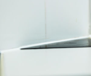 Jak poprawnie usunąć starą fugę i silikon oraz nałożyć nowy? Murator Remontuje