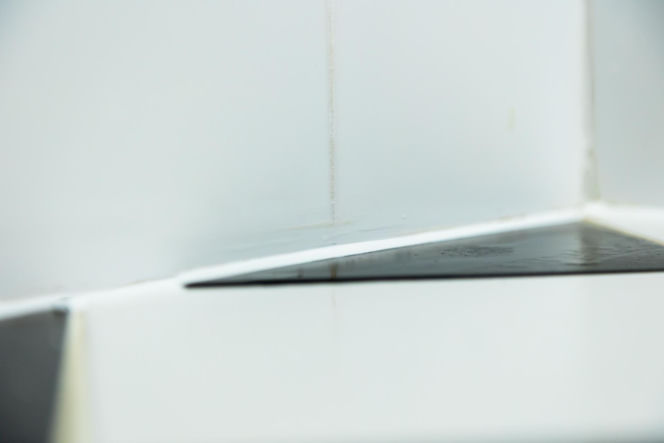 Jak poprawnie usunąć starą fugę i silikon oraz nałożyć nowy? Murator Remontuje