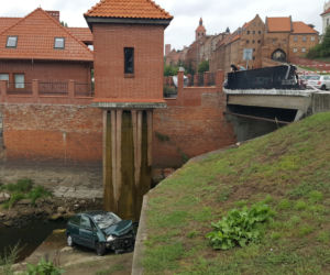 Auto przebiło barierki i wleciało do ujścia Trynki do Wisły w Grudziądzu