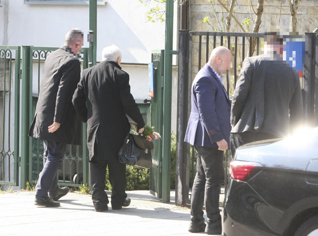 Jarosław Kaczyński szykuje się do świąt. Prezes PiS z kolorową palmą