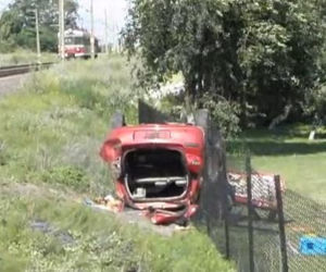 TWIERDZIŃ: Samochód nauki jazdy wjechał pod pociąg. ZGINĘŁA 18-letnia KURSANTKA