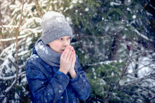 Odmrożenia skóry zimą. Jak je rozpoznać i kiedy zgłosić się do lekarza