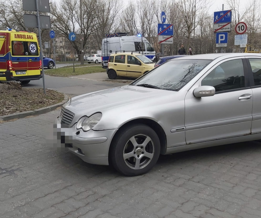 Makabra na Mokotowie. Mercedesem przejechał staruszkę. 81-latka zmarła w szpitalu