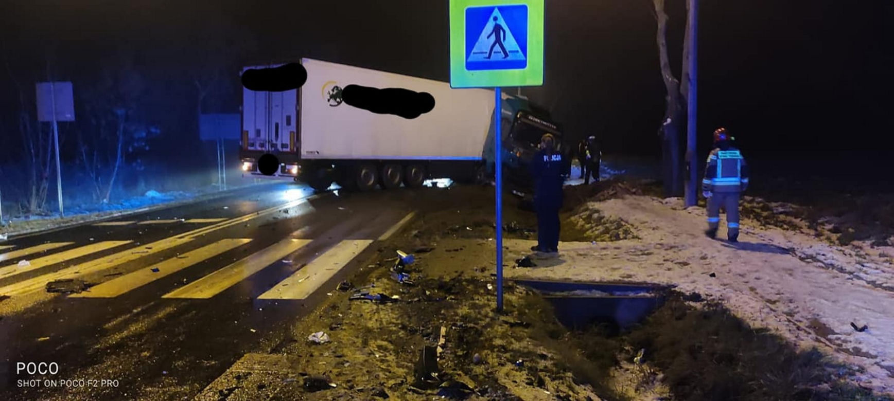 Wypadek pod Legionowem, osobówka zderzyła się z tirem. 3 osoby w szpitalu