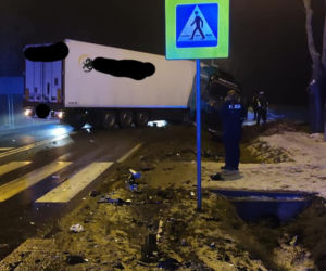 Wypadek pod Legionowem, osobówka zderzyła się z tirem. 3 osoby w szpitalu