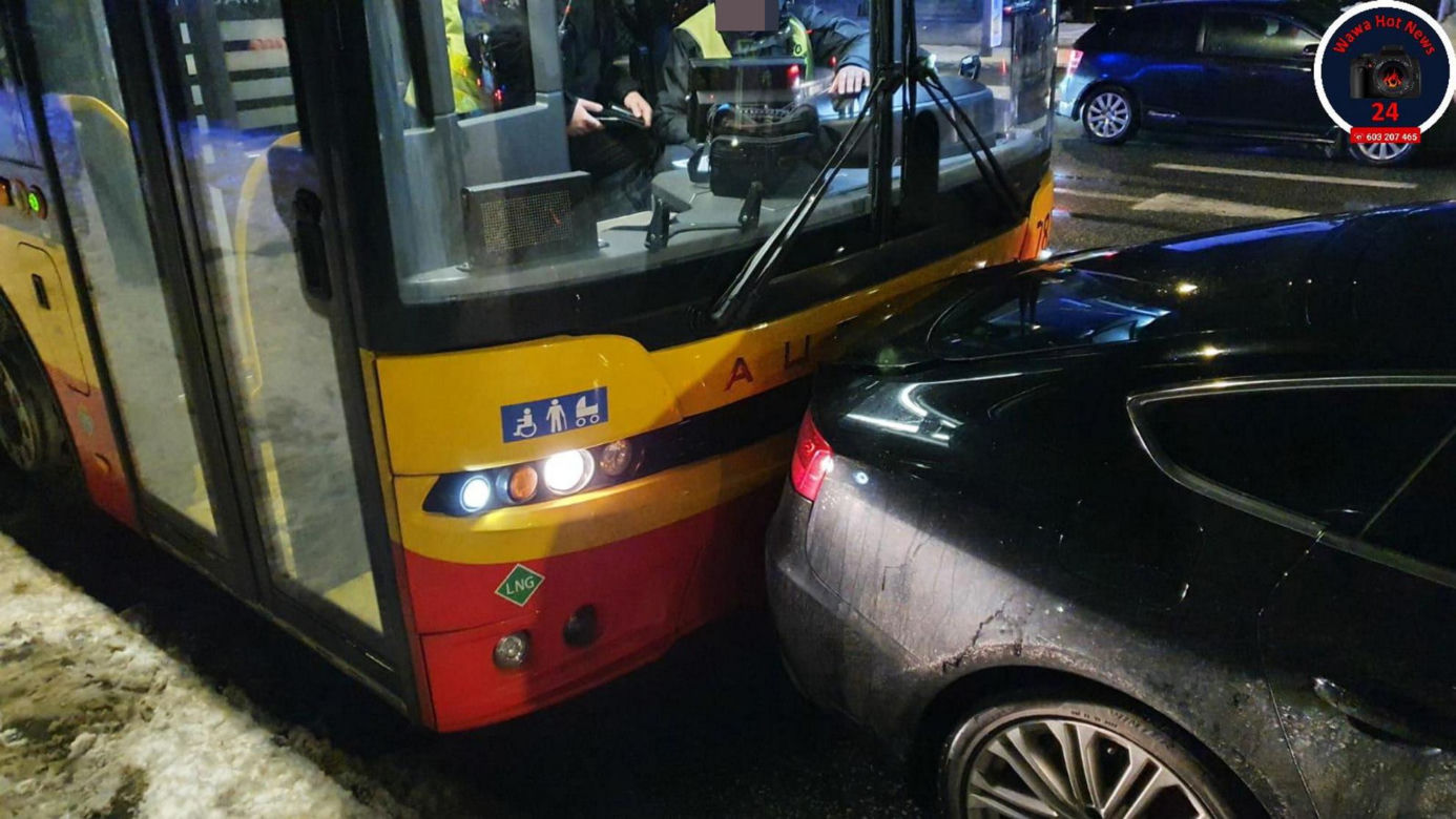 Karambol w Warszawie. Jeden samochód na dachu drugiego