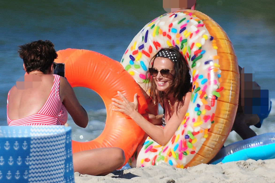 Katarzyna Glinka z rodziną na plaży w Kołobrzegu