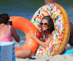 Katarzyna Glinka z rodziną na plaży w Kołobrzegu