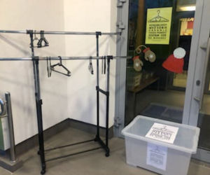 Zostaw czapkę na wieszaku. Tak możesz pomóc bezdomnym